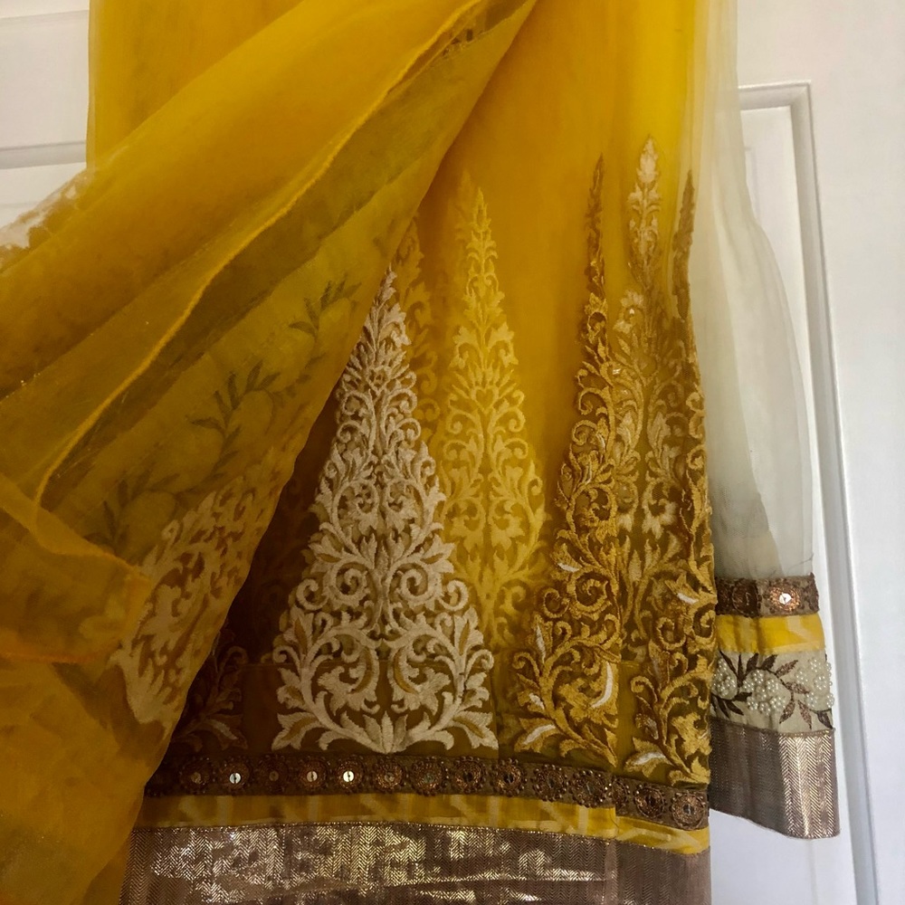 Yellow And White Net Saree With Matching Blouse - image 2